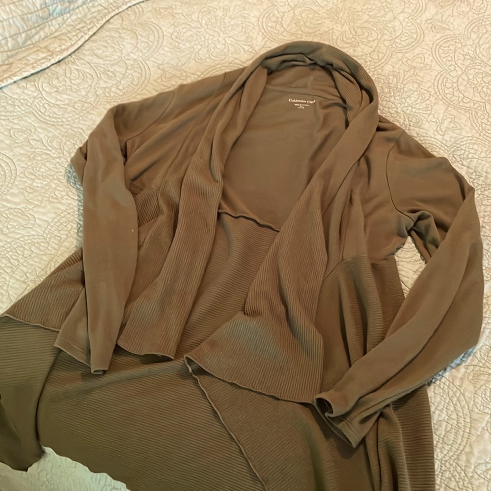 Olive green thigh/hip length light weight sweater with ribbed pattern